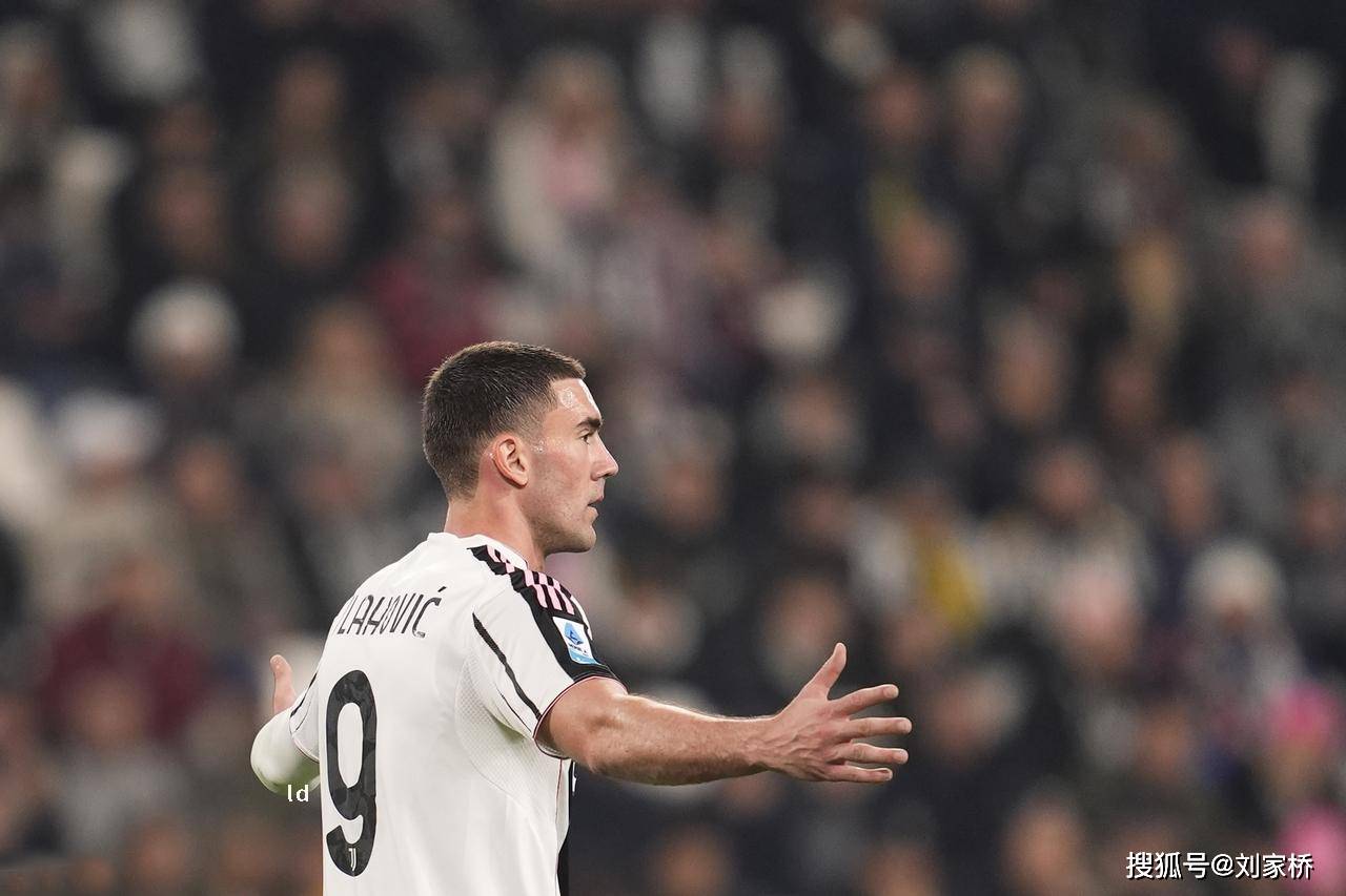 ด้วยการแข่งขันรอบคัดเลือกฟุตบอลโลกที่ใกล้เข้ามา หมายเลข 10 ของยูเวนตุสต้องเผชิญกับการทดสอบความฟิตเนื่องจากผลงานการโจมตีของเขาลดลง ทำให้ DV9 กลายเป็นความหวังสุดท้ายของแนวรุก _Ildiz_ ทีมเยาวชน สปอร์ติ้ง ลิสบอน