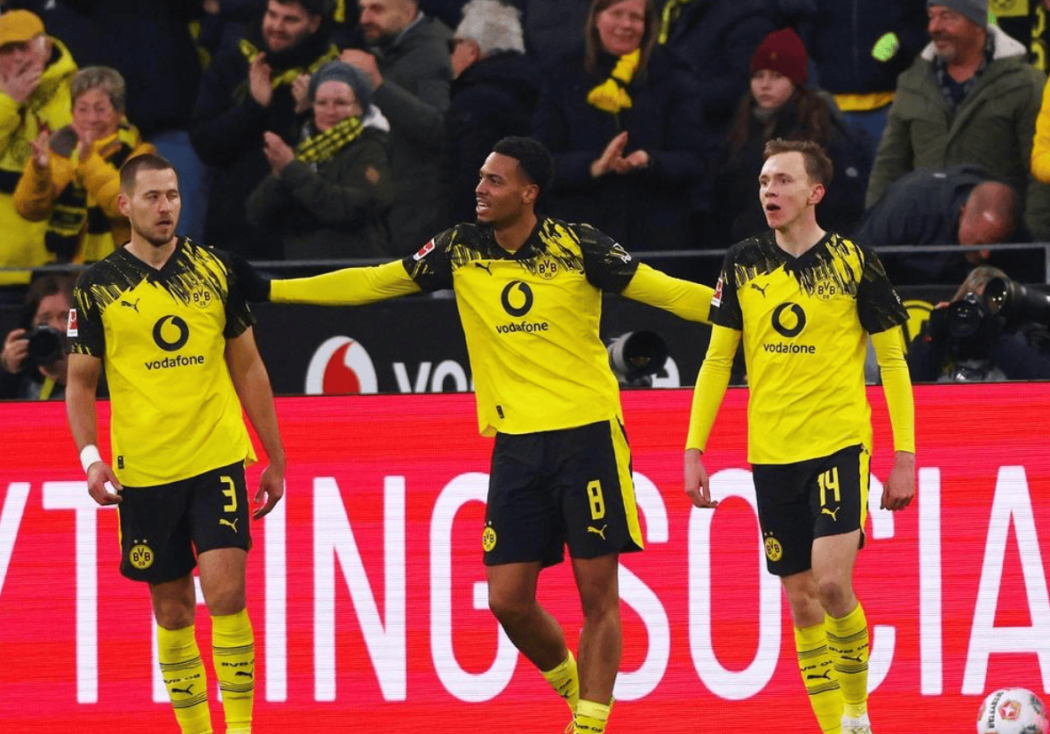 ผลเสมอ 3-3 สร้างความดราม่าในการแข่งขันบุนเดสลีกา โดยกองหน้าซูเปอร์สตาร์ได้สร้างตำนานของตัวเองด้วยการยิงสามประตู รวมถึงประตูตีเสมอในช่วงทดเวลาบาดเจ็บ โบรุสเซีย ดอร์ทมุนด์ สตุ๊ตการ์ต เขตโทษ