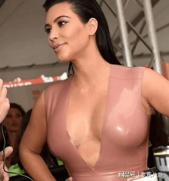 ยอดเยี่ยมมาก! คิม คาร์เดเชียน ถ่ายรูปกับ เอ็มบัปเป้ ในปารีส ยอดวิว 120 ล้านจุดกระแสข่าวลือทั่วโลก_Skims_ชั่วโมง_การจราจร