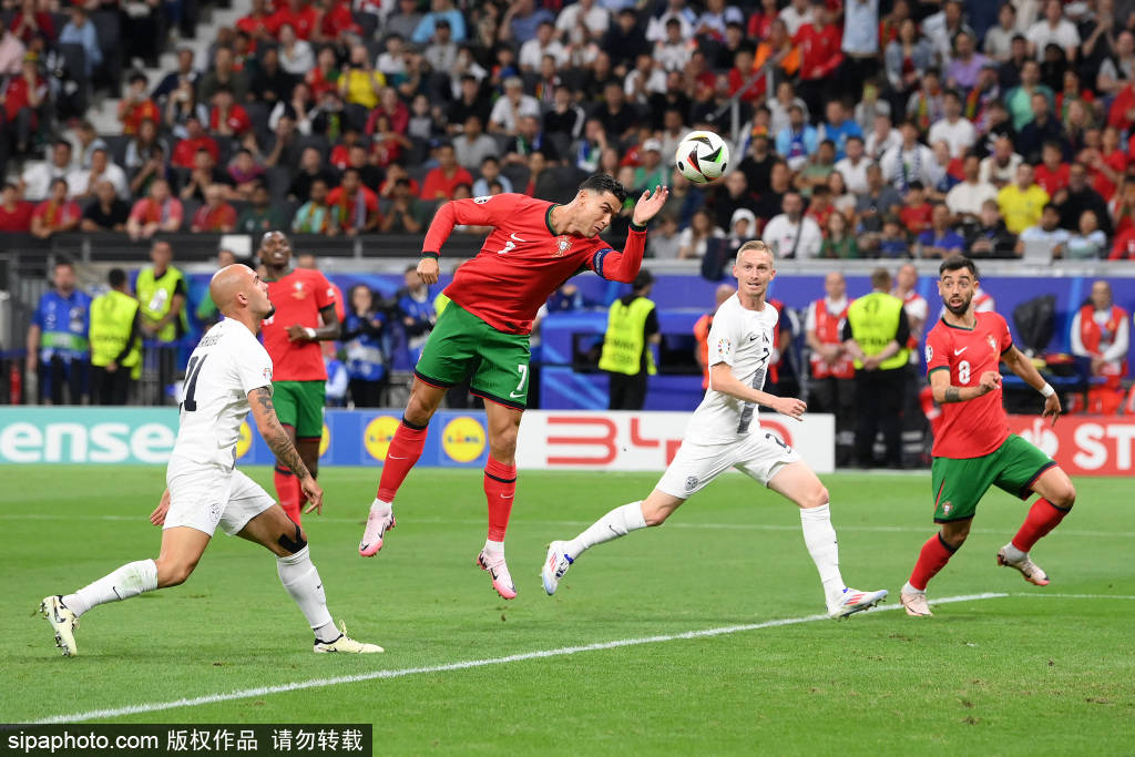 คริสตัล พาเลซ พบ แมนเชสเตอร์ ยูไนเต็ด: ทำไมแผน 3-4-2-1 ของกลาสเนอร์ถึงประสบความสำเร็จในพรีเมียร์ลีก ขณะที่อาโมอีนกลับล้มเหลว? _กลยุทธ์_กองกลาง_แผนการเล่น