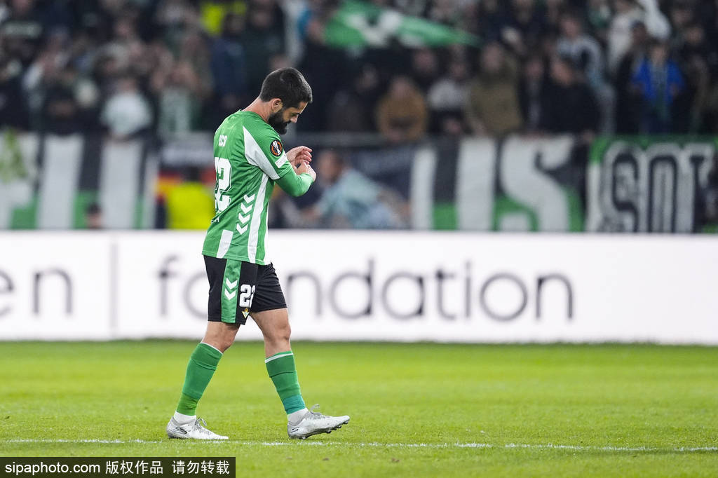 อึดอัดสุด ๆ! การกลับมาลงสนามของอิสโก้ต้องจบลงด้วยการปะทะรุนแรงกับเพื่อนร่วมทีม – ทั้งคู่ต้องถูกเปลี่ยนตัวออกเนื่องจากอาการบาดเจ็บ_แมตช์_อัมราบัต_เรอัล เบติส