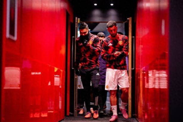 แมนเชสเตอร์ อีฟนิ่ง นิวส์: ยูไนเต็ดไม่ควรต่อสัญญากับคาเซมิโร่เมื่อเขาใกล้จะอายุ 34 ปี; แม็กไกวร์สมควรอยู่ต่อด้วยค่าเหนื่อยที่ลดลง _แมตช์_ เอฟเวอร์ตัน_ผู้เล่น