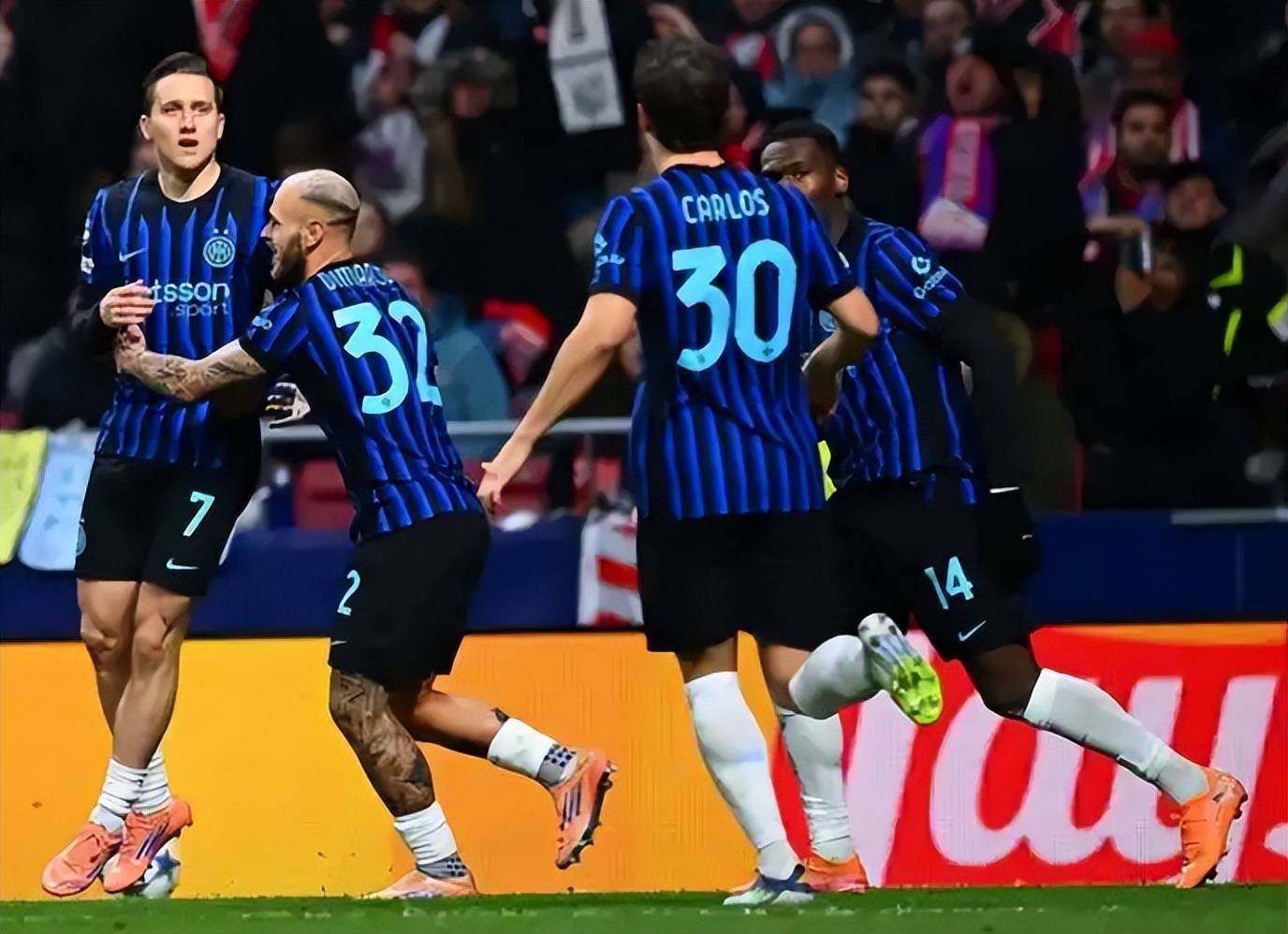 สองความพ่ายแพ้ติดต่อกัน + แพ้ในช่วงท้ายเกมสองนัดซ้อน! ปัญหาภายในและภายนอกของอินเตอร์ปะทุขึ้น การนับถอยหลังการปลดซิโมเริ่มขึ้นหรือไม่? ค่าจ้างสูงและผลงานแย่ของเลาตาโร่จุดชนวนความโกรธอย่างกว้างขวาง_การแข่งขัน_แชมเปียนส์ลีก_แอตเลติโก มาดริด