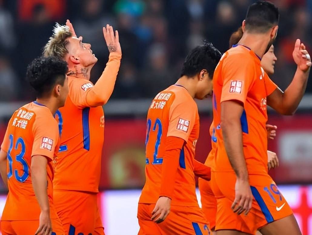 การค้นหาผู้จัดการทีมคนใหม่ของซานตง ลู่เนิงสำหรับฤดูกาลหน้าได้สร้างผู้ท้าชิงที่น่าประหลาดใจ! อดีตโค้ชของไบเออร์ เลเวอร์คูเซ่น สกิบเบ้ ซึ่งเพิ่งประกาศแยกทางกับสโมสรเก่าของเขา ได้กลายเป็นตัวเลือกสำหรับตำแหน่งหน้าที่ด้านการป้องกันของทีมไท่ซานแล้ว