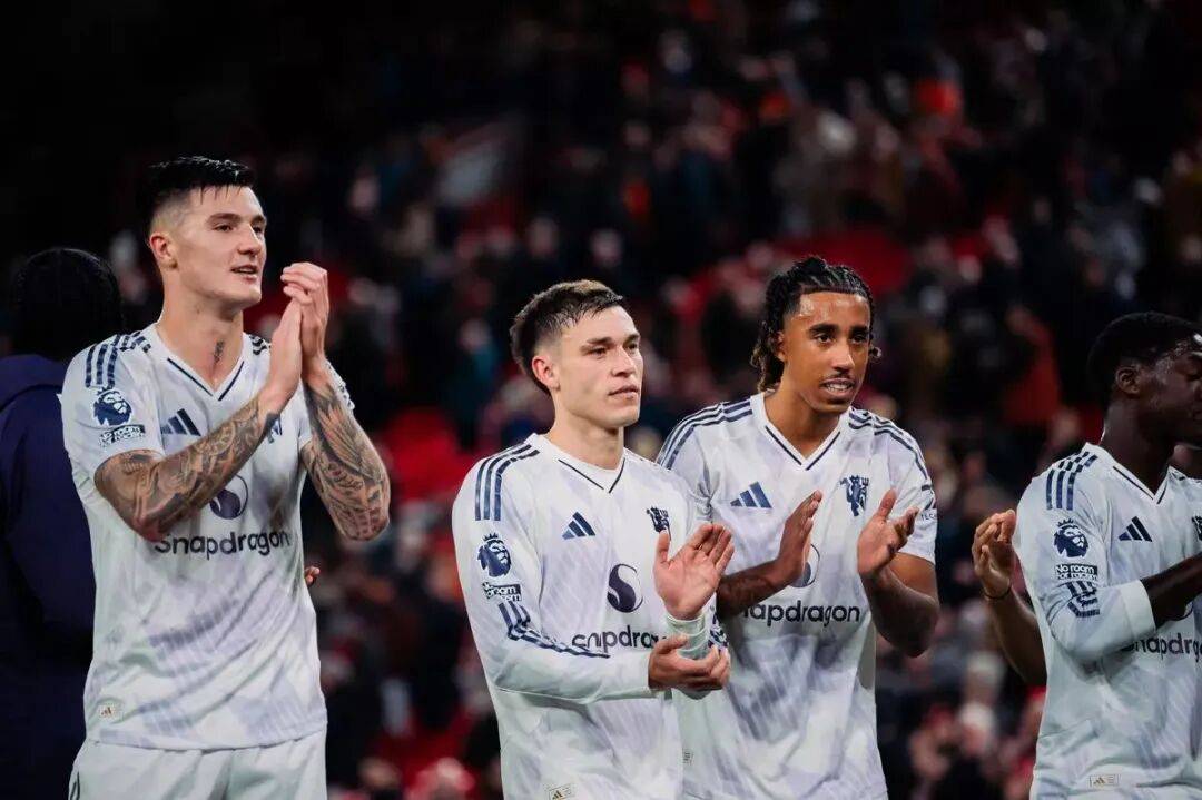 กองกลางมูลค่า 50 ล้านปอนด์ของแมนเชสเตอร์ ยูไนเต็ด ต้องนั่งสำรอง! ลงเล่นเพียง 13 นาทีใน 5 นัดล่าสุด ขณะที่ตลาดซื้อขายนักเตะฤดูหนาวกำลังใกล้เข้ามา_กัตต์_อาโมริม_มิโร