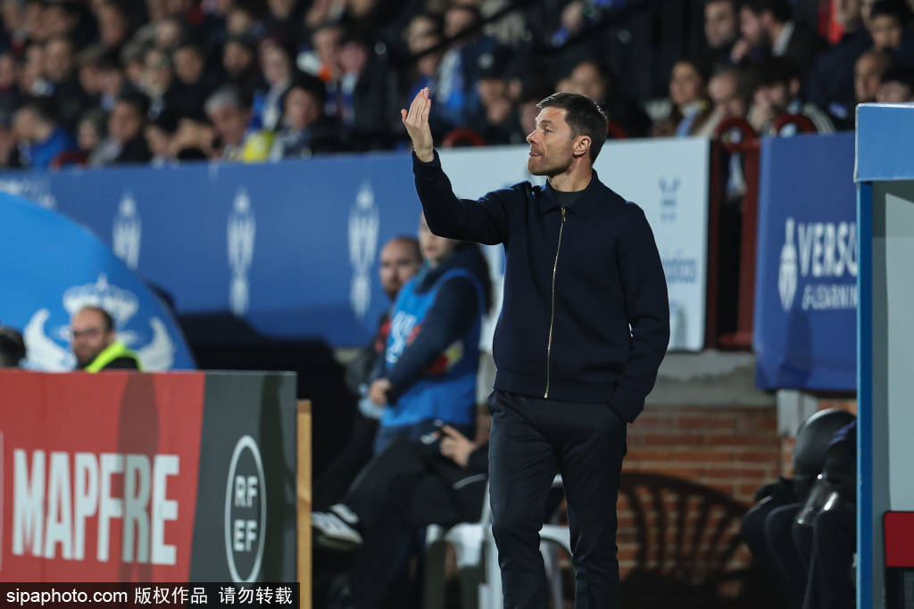 3 นาฬิกา ศึกซูเปอร์คัพสเปน: เรอัล มาดริด พบ บาร์เซโลนา การต่อสู้เพื่อชิงแชมป์ เอ็มบัปเป้ กลับมาแล้ว การเผชิญหน้าระหว่างซูเปอร์สตาร์เจ็ดคน การแข่งขันแนวรับในซูเปอร์คัพสเปน