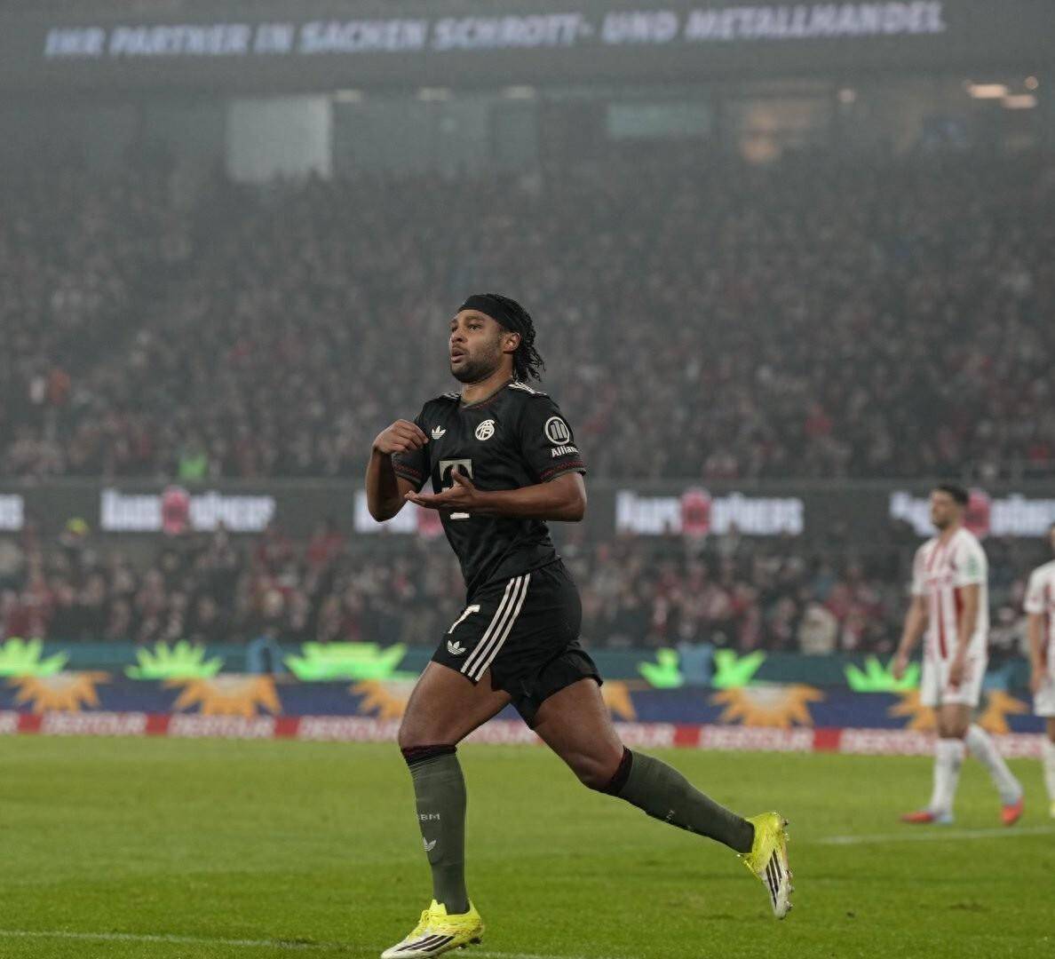 3-1! วันหายากของเคน, ดาวรุ่งวัย 17 ปีลงสนามจากม้านั่งสำรองและทำประตู, บาเยิร์นคว้าชัยชนะติดต่อกันเป็นครั้งที่สาม, ทำสถิติเท่ากับผลงานของกวาร์ดิโอลา_โคโลญ_กนาบรี_ดิอาส